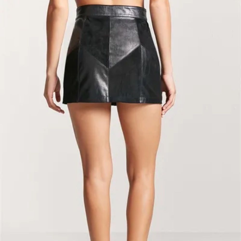 Forever 21 Button-Front Black Mini Skirt Faux leather / suede patchwork Size 26 - Picture 2 of 7